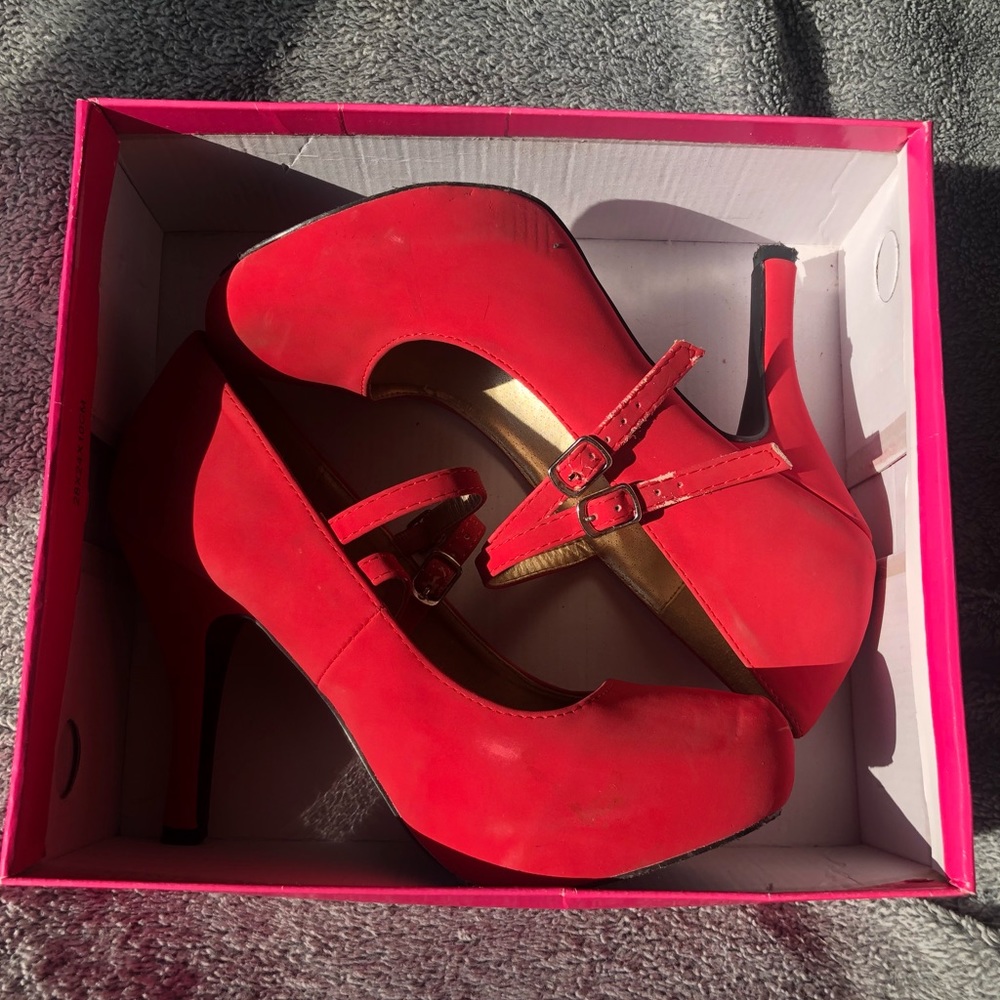 Red Mary-Jane Heels, Qupid